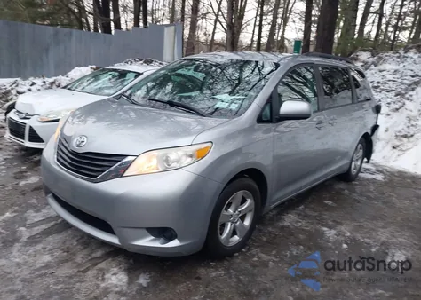 2013 Toyota Sienna Le V6 8 Passenger z USA, uszkodzony, nr VIN 5TDKK3DC0DS382932